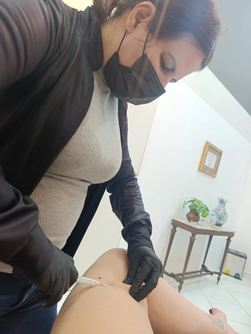Dra. Samara Fabris durante uma aplicação